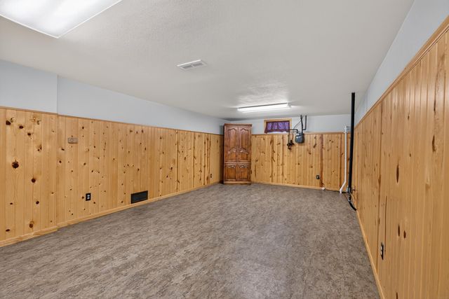 206 S Hackett Road, Waterloo, IA 50701
