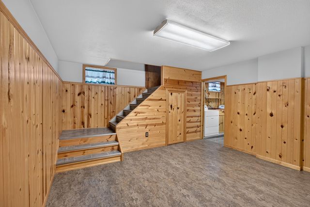 206 S Hackett Road, Waterloo, IA 50701