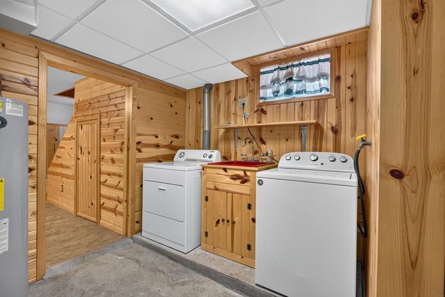 206 S Hackett Road, Waterloo, IA 50701