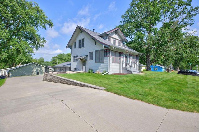 206 S Hackett Road, Waterloo, IA 50701