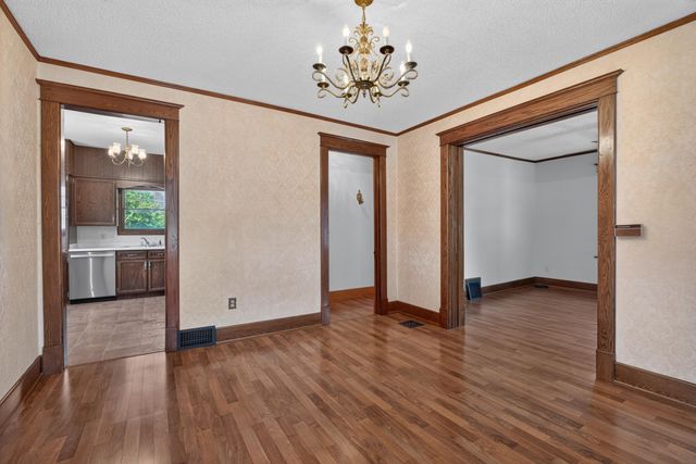 206 S Hackett Road, Waterloo, IA 50701