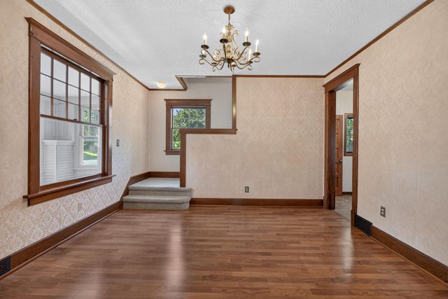 206 S Hackett Road, Waterloo, IA 50701