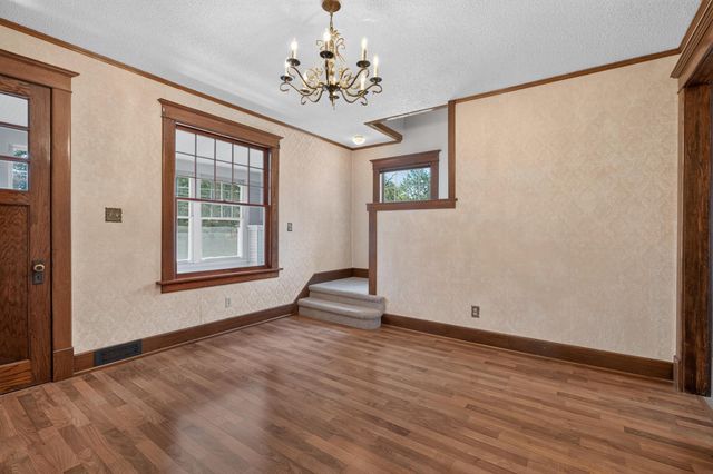 206 S Hackett Road, Waterloo, IA 50701