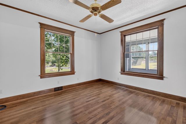 206 S Hackett Road, Waterloo, IA 50701