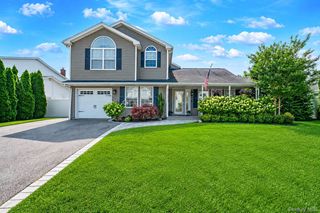 134 Paris Court, West Islip, NY 11795