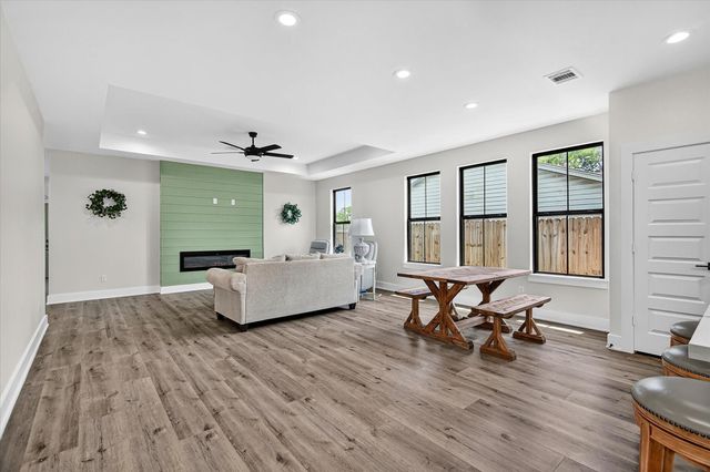 502 S Carroll Street, La Porte, TX 77571