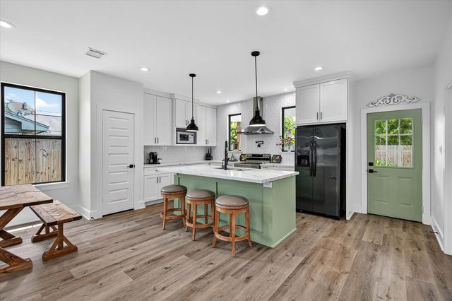 502 S Carroll Street, La Porte, TX 77571