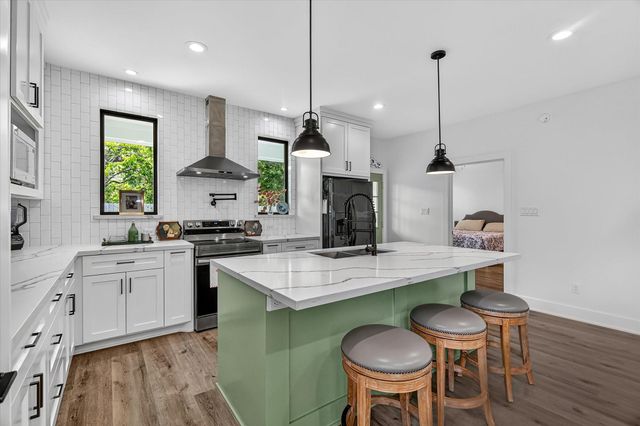 502 S Carroll Street, La Porte, TX 77571