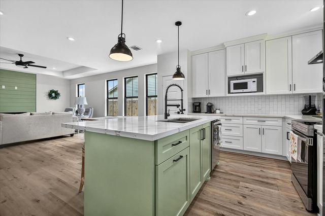 502 S Carroll Street, La Porte, TX 77571