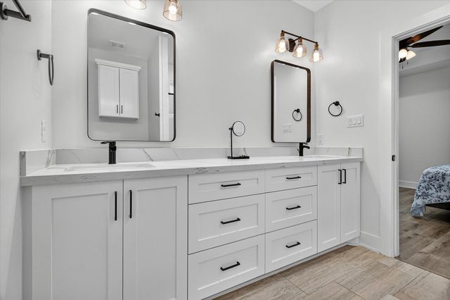 502 S Carroll Street, La Porte, TX 77571