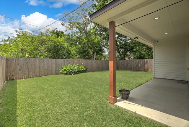 502 S Carroll Street, La Porte, TX 77571