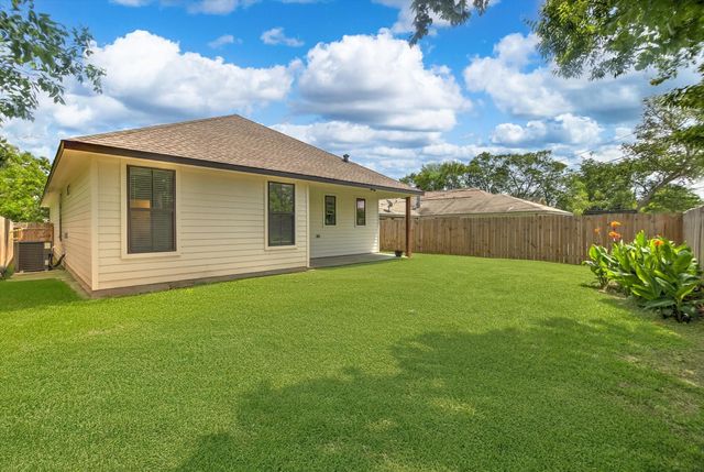 502 S Carroll Street, La Porte, TX 77571