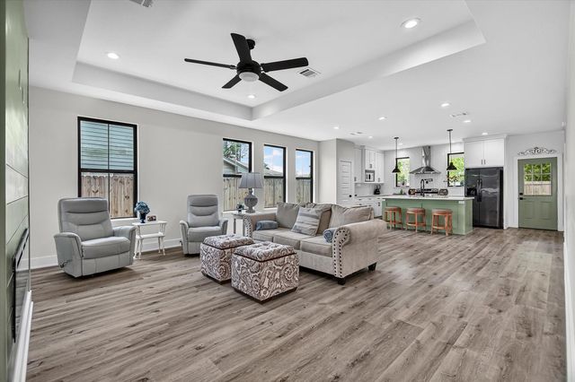 502 S Carroll Street, La Porte, TX 77571