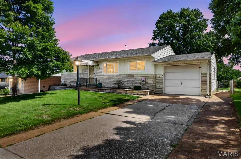 209 Freeman Drive, Mehlville, MO 63129