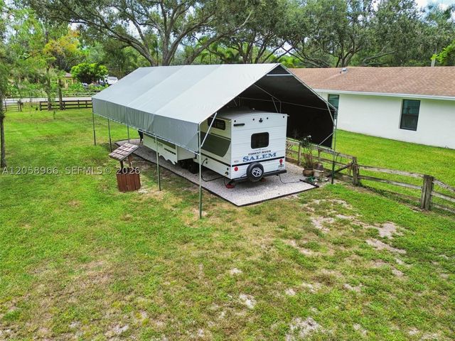 16282 E Downers Drive, Loxahatchee, FL 33470