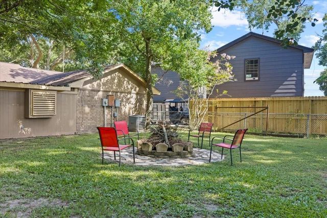12615 Old River Drive, Mont Belvieu, TX 77523