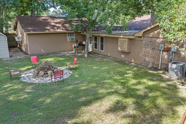 12615 Old River Drive, Mont Belvieu, TX 77523