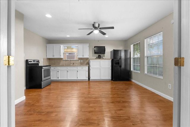 12615 Old River Drive, Mont Belvieu, TX 77523