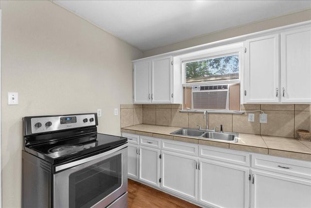 12615 Old River Drive, Mont Belvieu, TX 77523