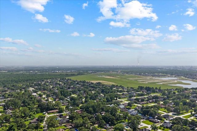 12615 Old River Drive, Mont Belvieu, TX 77523