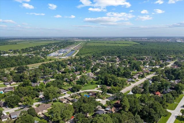 12615 Old River Drive, Mont Belvieu, TX 77523