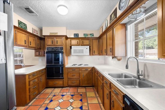 12615 Old River Drive, Mont Belvieu, TX 77523