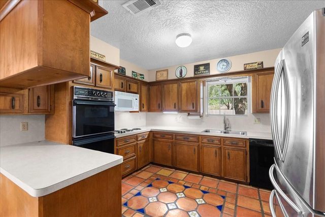 12615 Old River Drive, Mont Belvieu, TX 77523