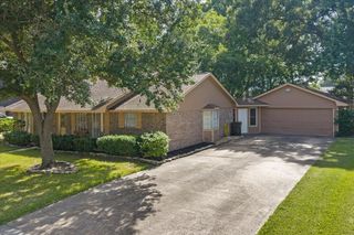12615 Old River Drive, Mont Belvieu, TX 77523