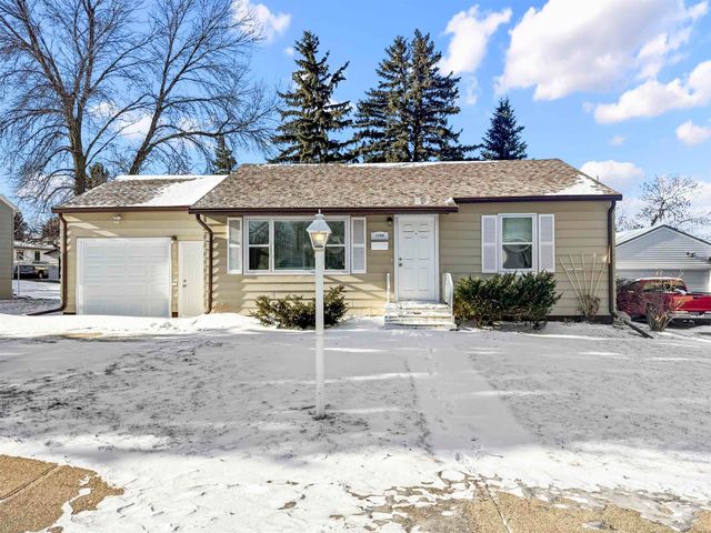 1508 9th St SW, Minot, ND 58701