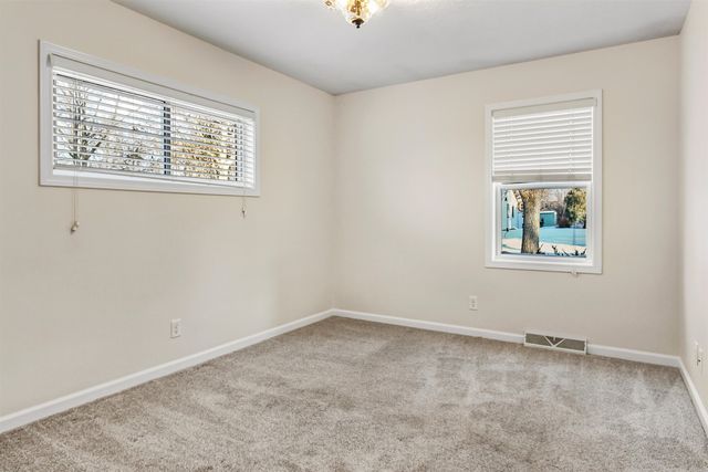 1508 9th St SW, Minot, ND 58701