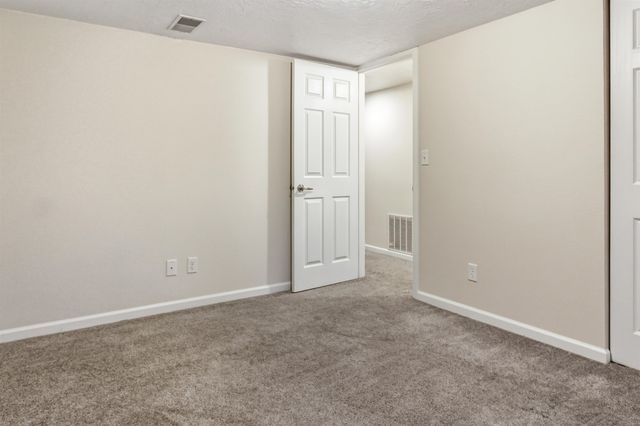 1508 9th St SW, Minot, ND 58701