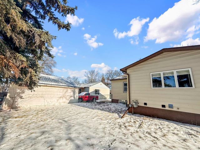 1508 9th St SW, Minot, ND 58701