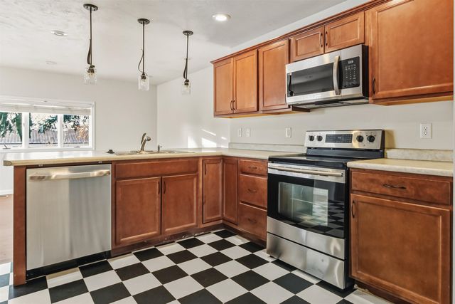 1508 9th St SW, Minot, ND 58701