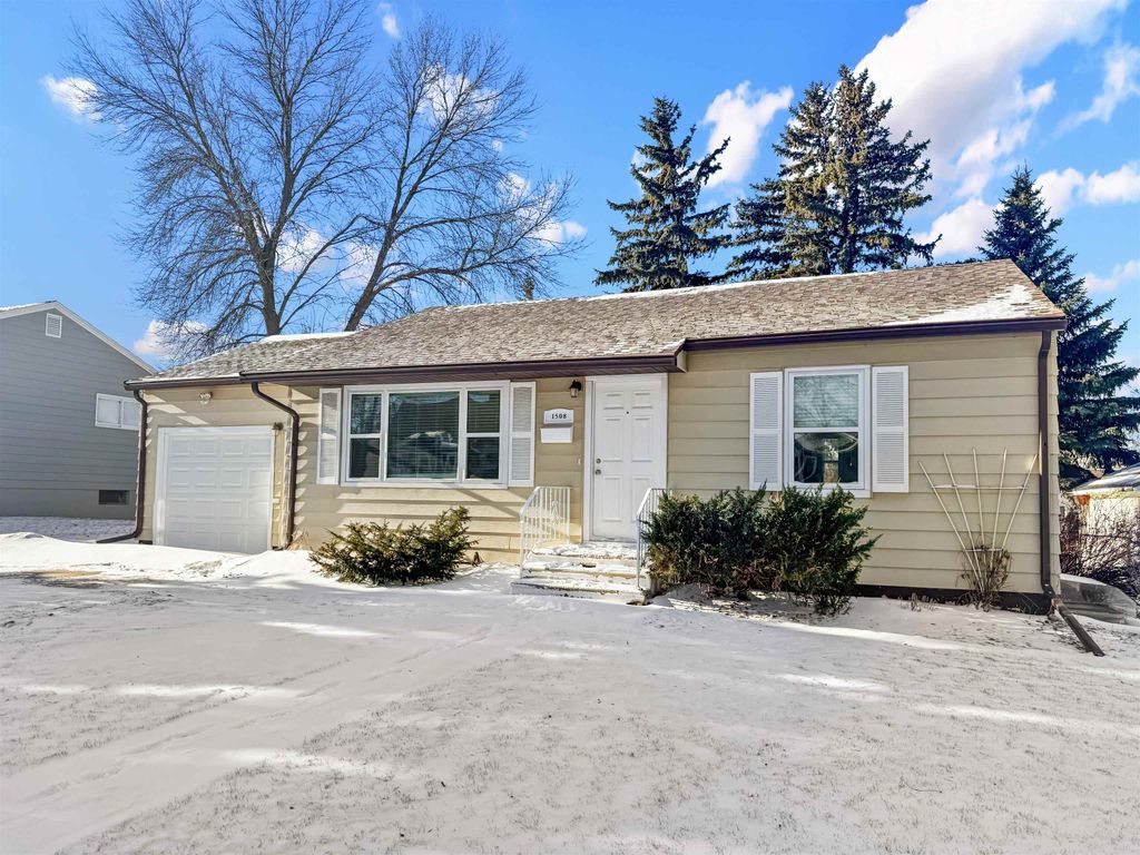 1508 9th St SW, Minot, ND 58701