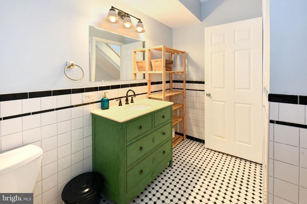 Image 21 of property listing at 1436 N BOND ST, Baltimore, MD 21213