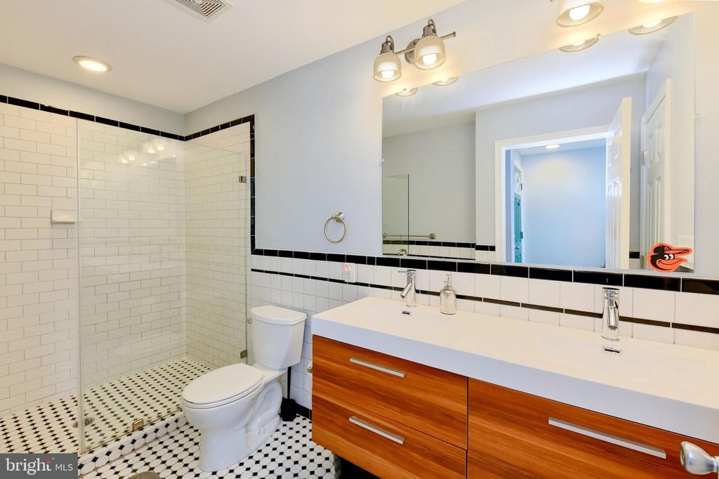 Image 26 of property listing at 1436 N BOND ST, Baltimore, MD 21213