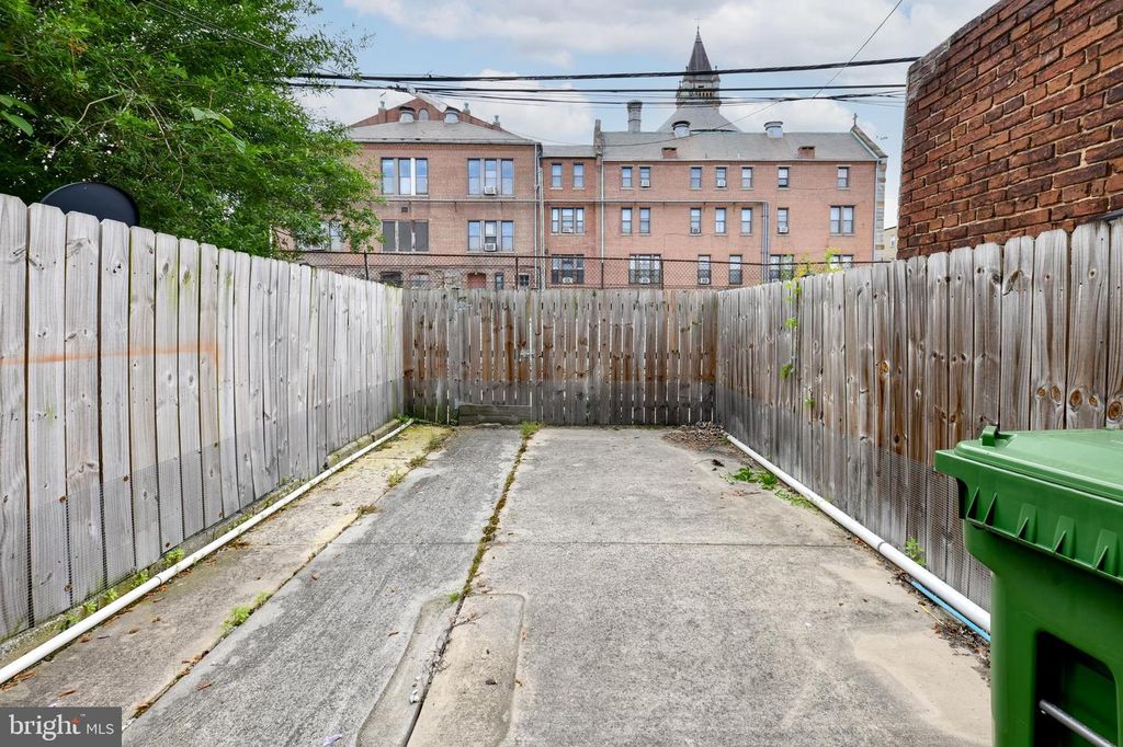 Image 32 of property listing at 1436 N BOND ST, Baltimore, MD 21213