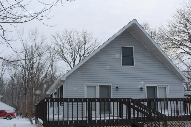 46 W Waldron Lake Drive, Wawaka, IN 46794