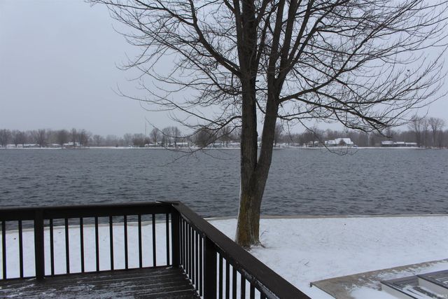 46 W Waldron Lake Drive, Wawaka, IN 46794