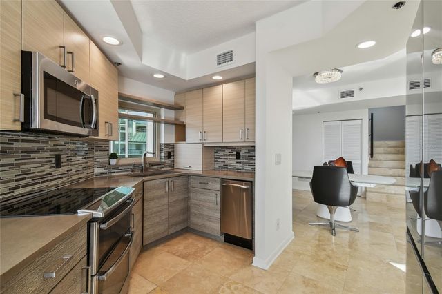 941 SEDDON COVE WAY, Tampa, FL 33602