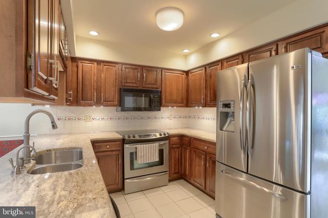 4 CAMBRIDGE DR, Hershey, PA 17033