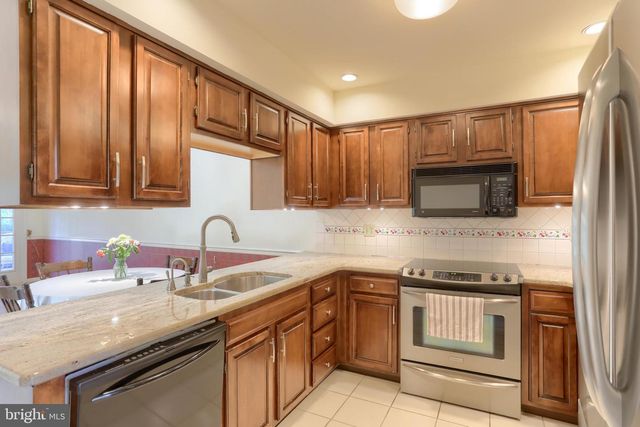 4 CAMBRIDGE DR, Hershey, PA 17033