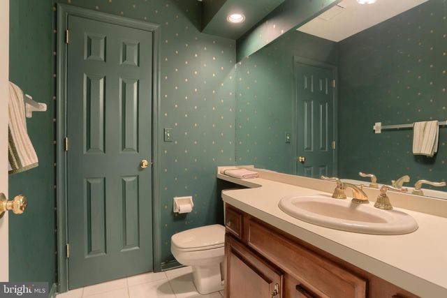4 CAMBRIDGE DR, Hershey, PA 17033