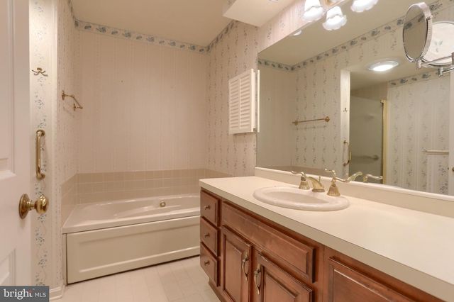 4 CAMBRIDGE DR, Hershey, PA 17033