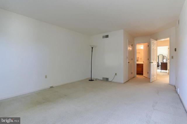 4 CAMBRIDGE DR, Hershey, PA 17033