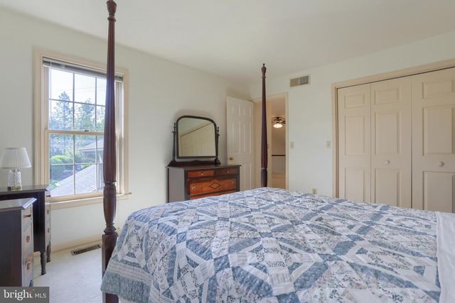 4 CAMBRIDGE DR, Hershey, PA 17033