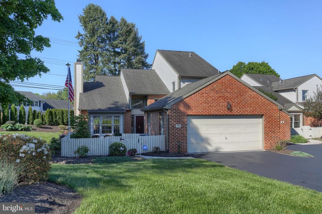 4 CAMBRIDGE DR, Hershey, PA 17033