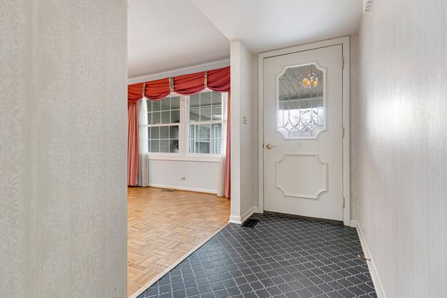 197 Smethwick Road, Elk Grove Village, IL 60007