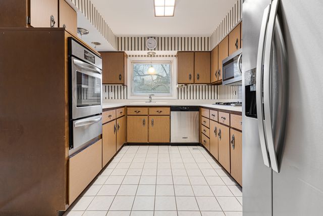 197 Smethwick Road, Elk Grove Village, IL 60007