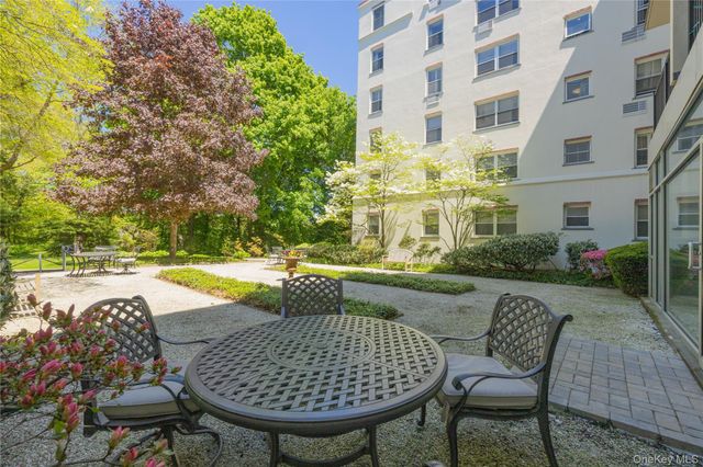 1 Stoneleigh 5J, Bronxville, NY 10708